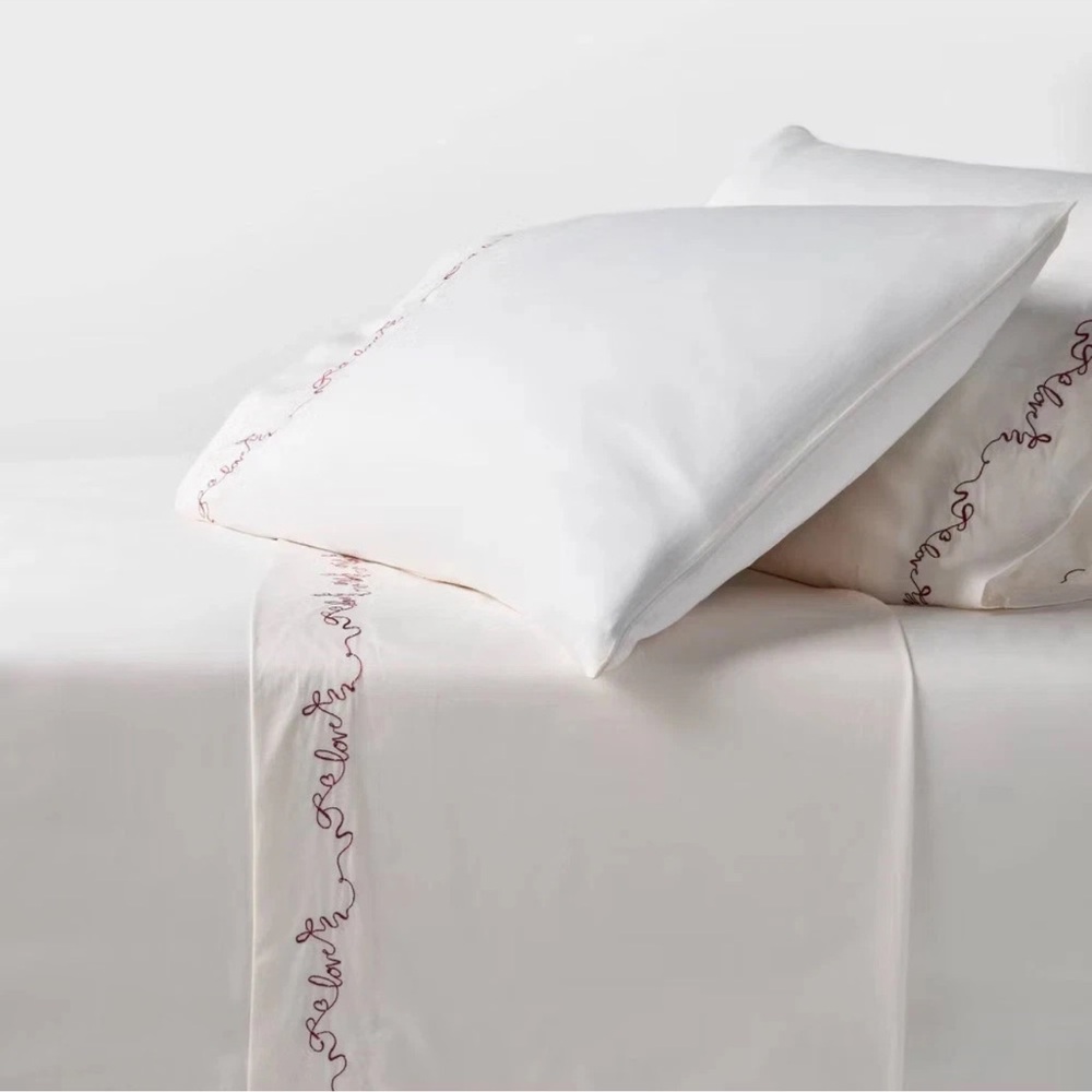 QUEEN Performance Sheet Set Ivory with LOVE Detailed Hem Valentine's Day NEW